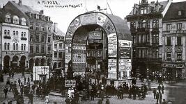 LVTreklamní magnet na Benešově náměstí